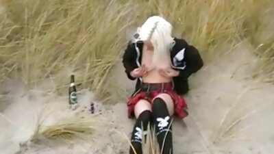 Seks v javnosti z pohoteno ženo na javni plaži dildo in tiča